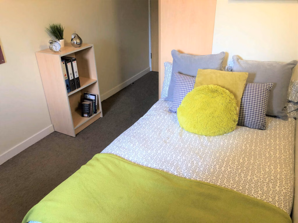 Exterior?w=400&h=260&fit=crop&q=40&auto=format&trim=auto