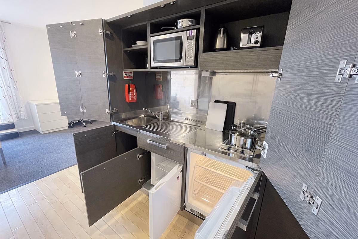 Amenities?w=400&h=260&fit=crop&q=40&auto=format&trim=auto