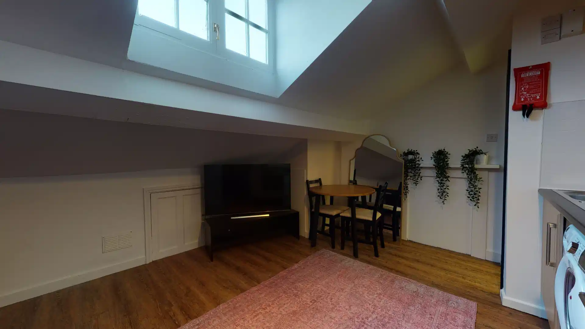 Stunning Top Floor Attic One Bedroom Apartment - Amenities?w=400&h=260&fit=crop&q=40&auto=format&trim=auto