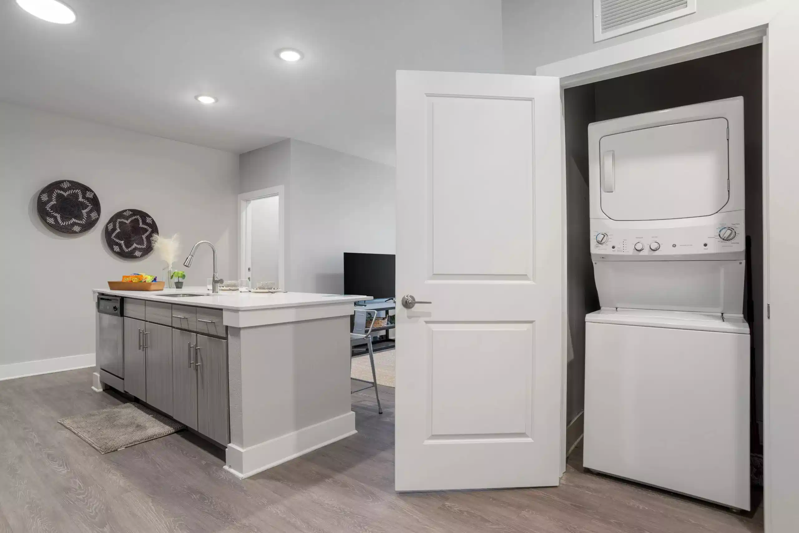 Amenities?w=400&h=260&fit=crop&q=40&auto=format&trim=auto