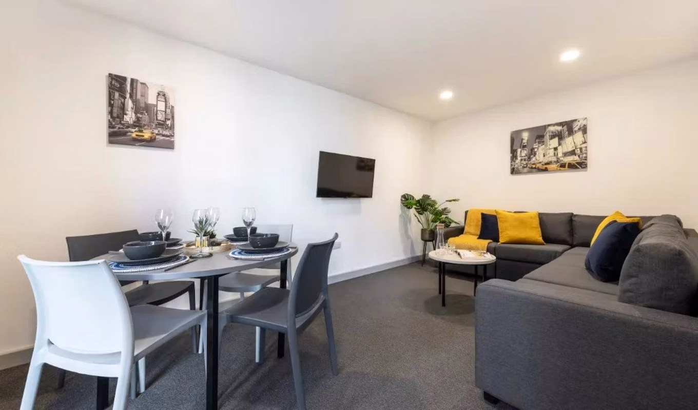 Exterior?w=400&h=260&fit=crop&q=40&auto=format&trim=auto