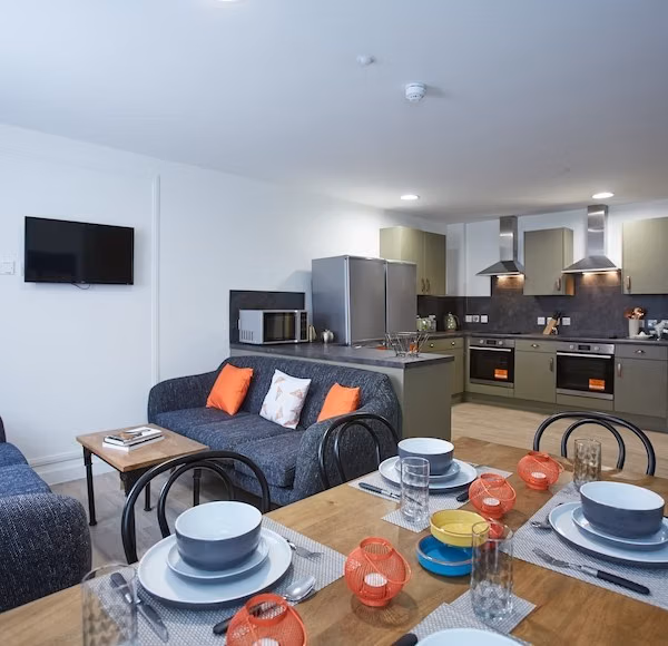 Common Area?w=400&h=260&fit=crop&q=40&auto=format&trim=auto