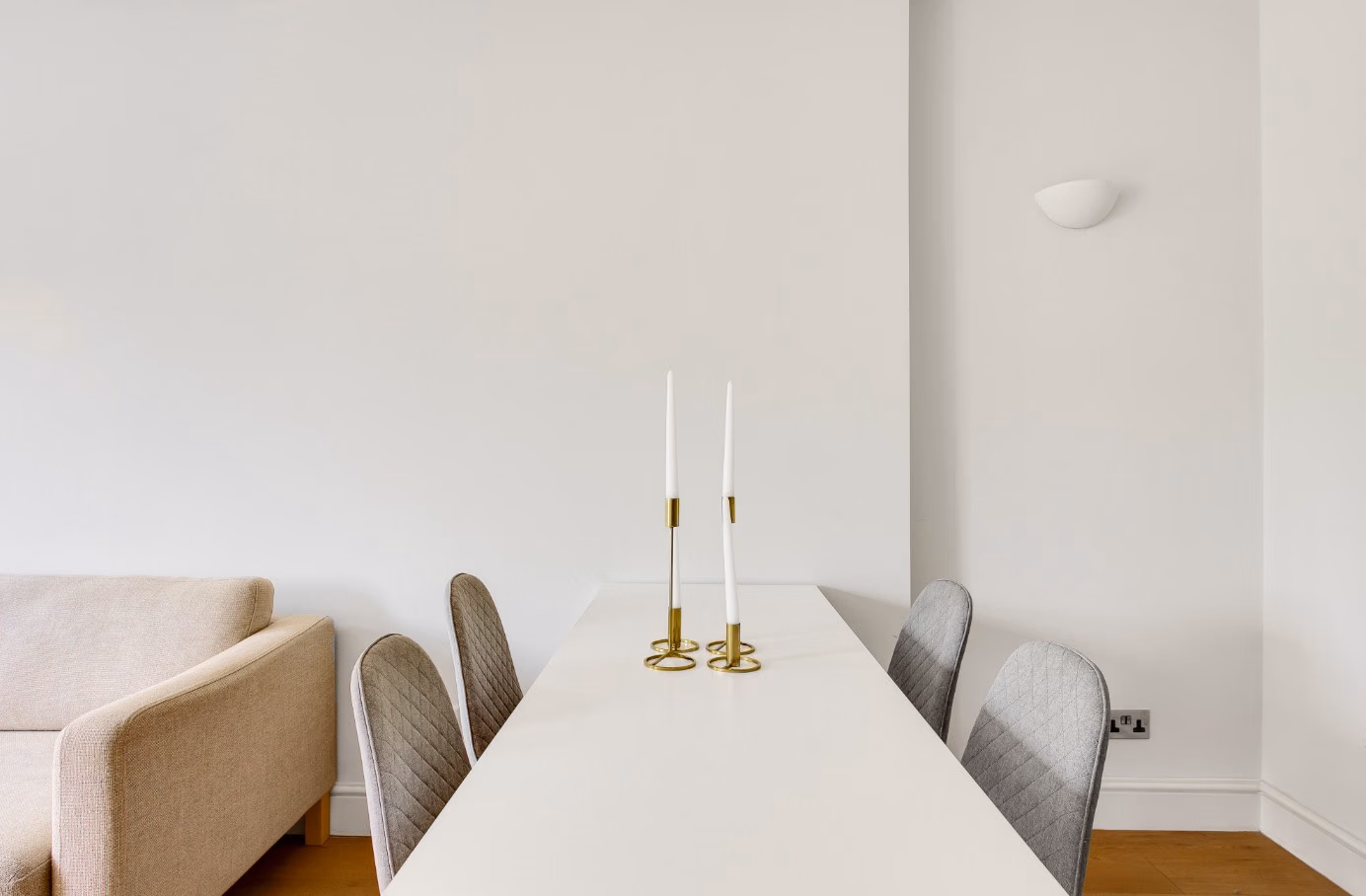 Exterior?w=400&h=260&fit=crop&q=40&auto=format&trim=auto