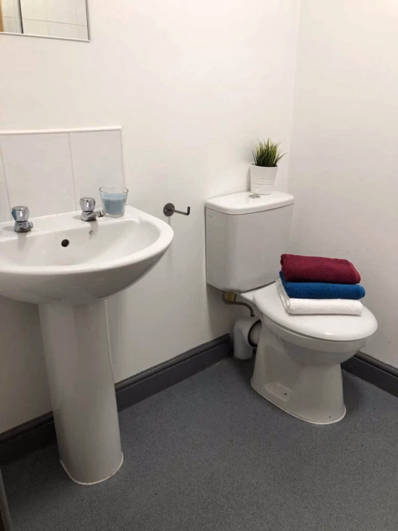 Common Area?w=400&h=260&fit=crop&q=40&auto=format&trim=auto