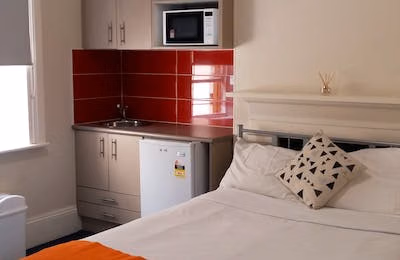 Common Area?w=400&h=260&fit=crop&q=40&auto=format&trim=auto