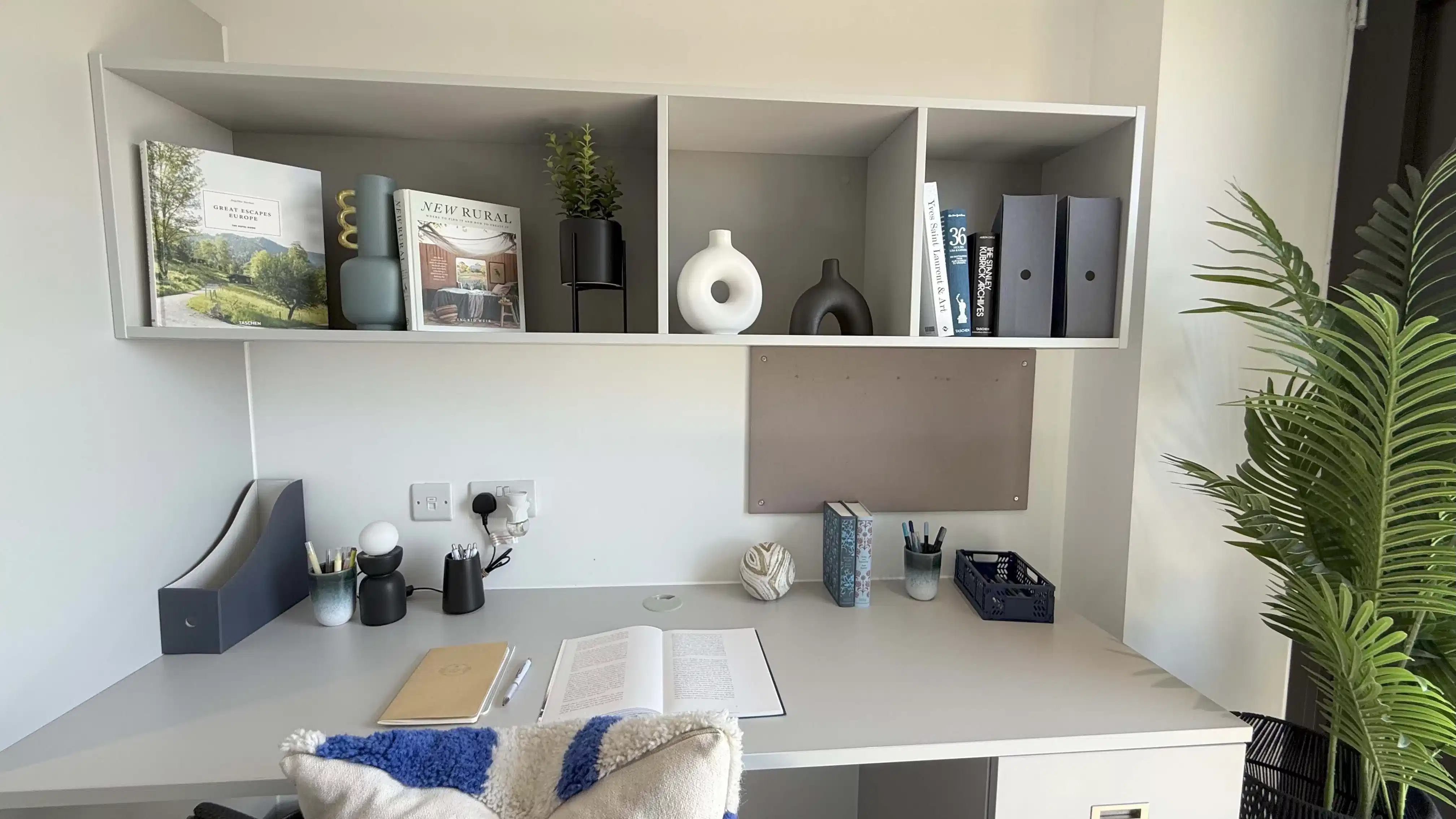 Common Area?w=400&h=260&fit=crop&q=40&auto=format&trim=auto