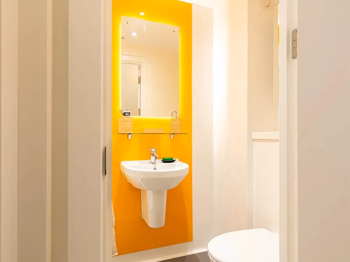 Exterior?w=400&h=260&fit=crop&q=40&auto=format&trim=auto