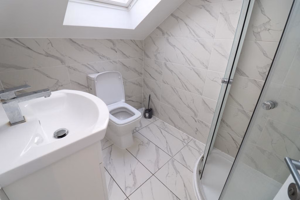 6 bedroom apartment, Wells House Road - undefined - bathroom - Bathroom 2 - 20-10-2023