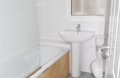 5 bedroom house, Plashet Grove - undefined - bath