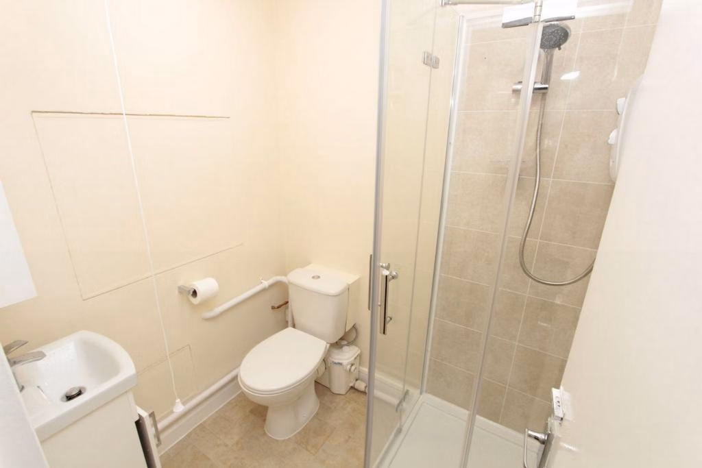 4 bedroom apartment, Gayhurst House - undefined - bathroom - Bathroom  - 04-07-2023