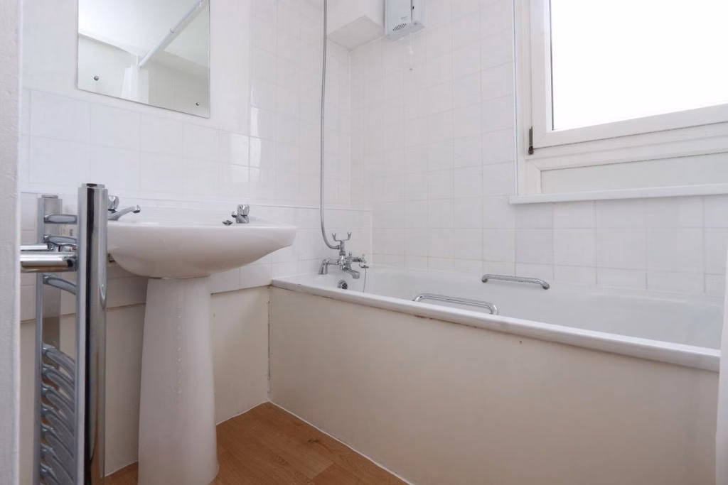 4 bedroom apartment, Bakersfield, Crayford Road - undefined - bathroom - Bathroom  - 11-07-2023