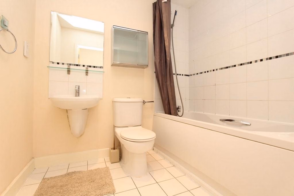 3 bedroom apartment, Switch House, 4 Blackwall Way - undefined - bathroom - Bathroom  - 11-07-2023
