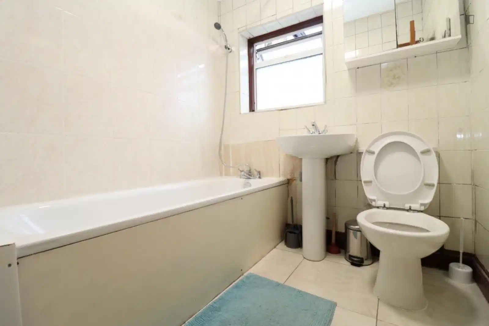 Exterior?w=400&h=260&fit=crop&q=40&auto=format&trim=auto