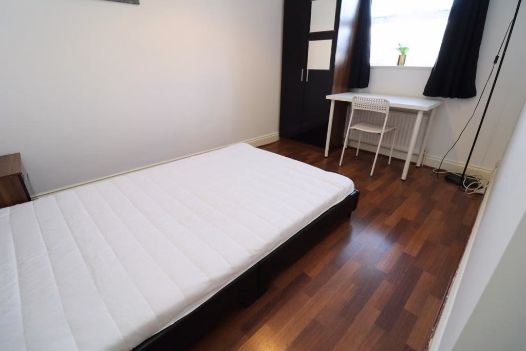 Decent Double Bedroom Close To The University Of East London, London - London, England, United Kingdom - 5 Bedroom 1 Bathroom Apartment - 4 - Bedroom