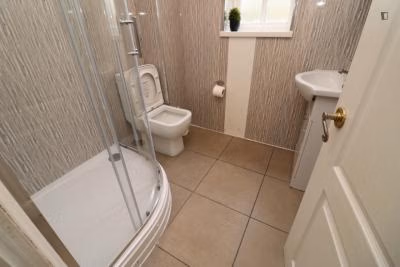 5 Bedroom 1 Bathroom Apartment - 4 - Bedroom?w=400&h=260&fit=crop&q=40&auto=format&trim=auto