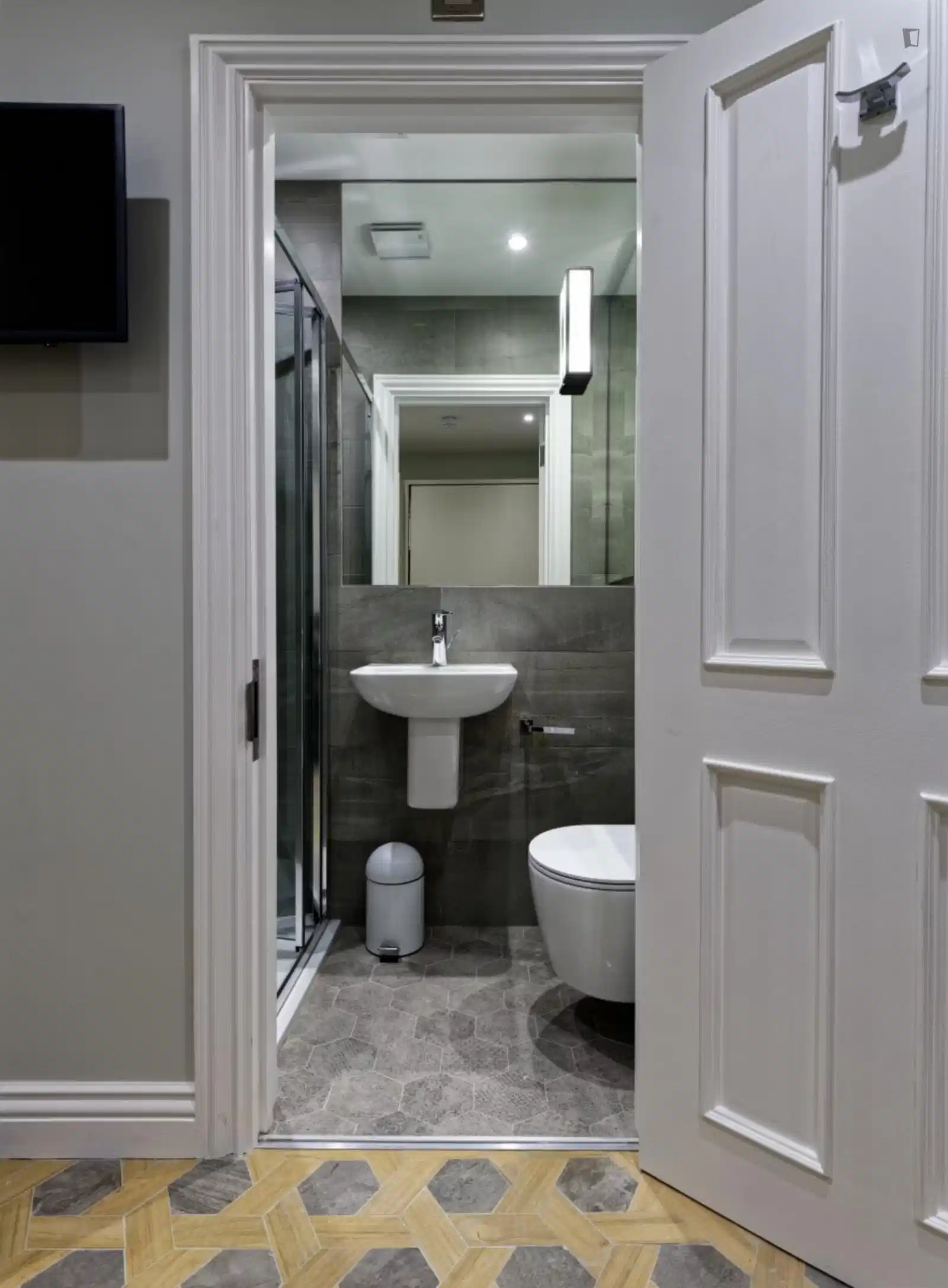 Studio Room, Nottingham Pl, London W1U 5LR (Studio 1) - London, England, United Kingdom - Studio - Bathroom