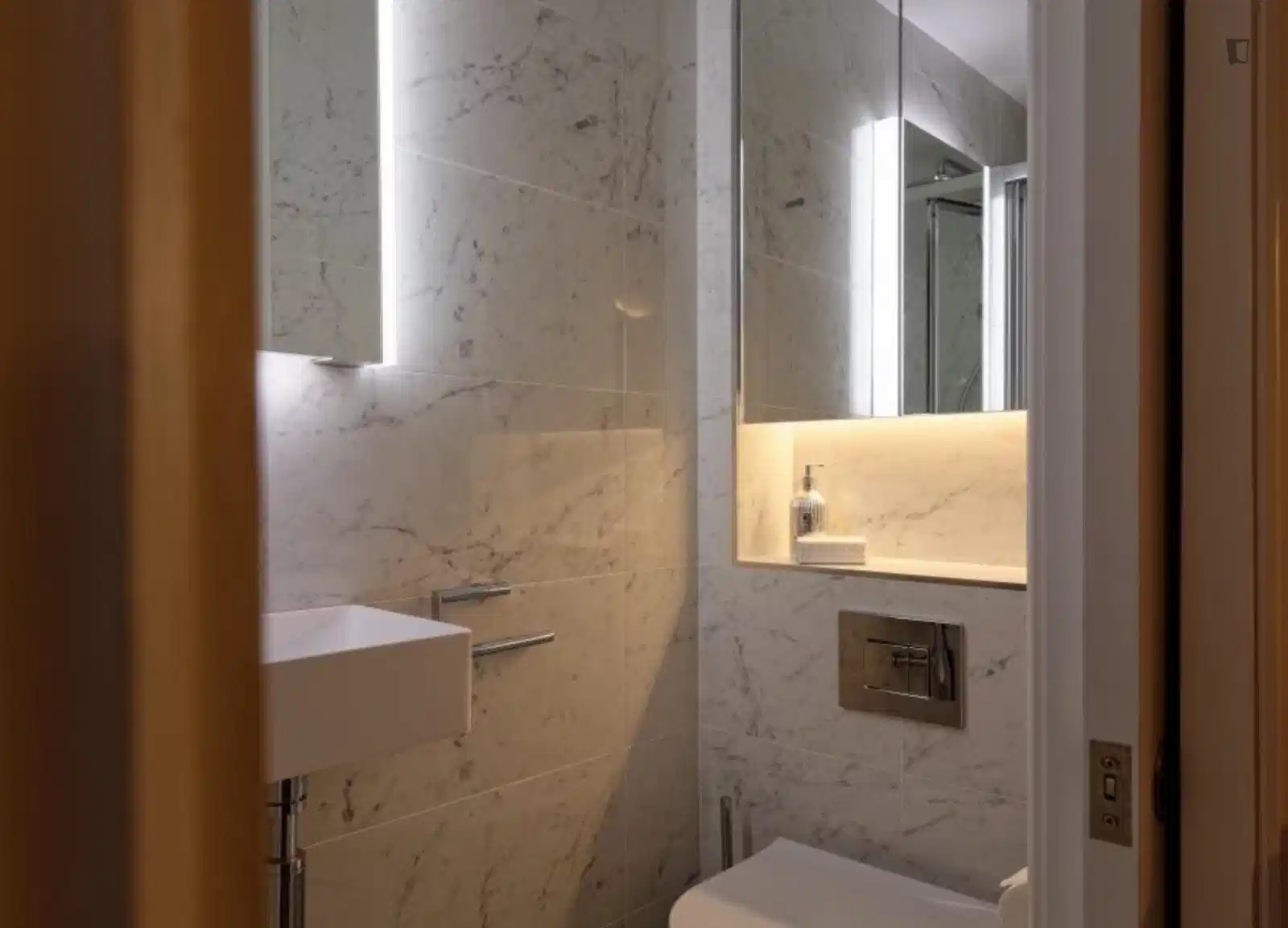 Studio - Bathroom?w=400&h=260&fit=crop&q=40&auto=format&trim=auto