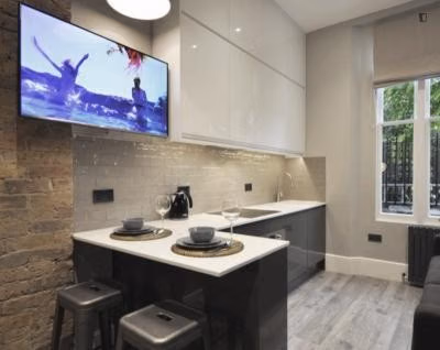 Studio - Bedroom?w=400&h=260&fit=crop&q=40&auto=format&trim=auto