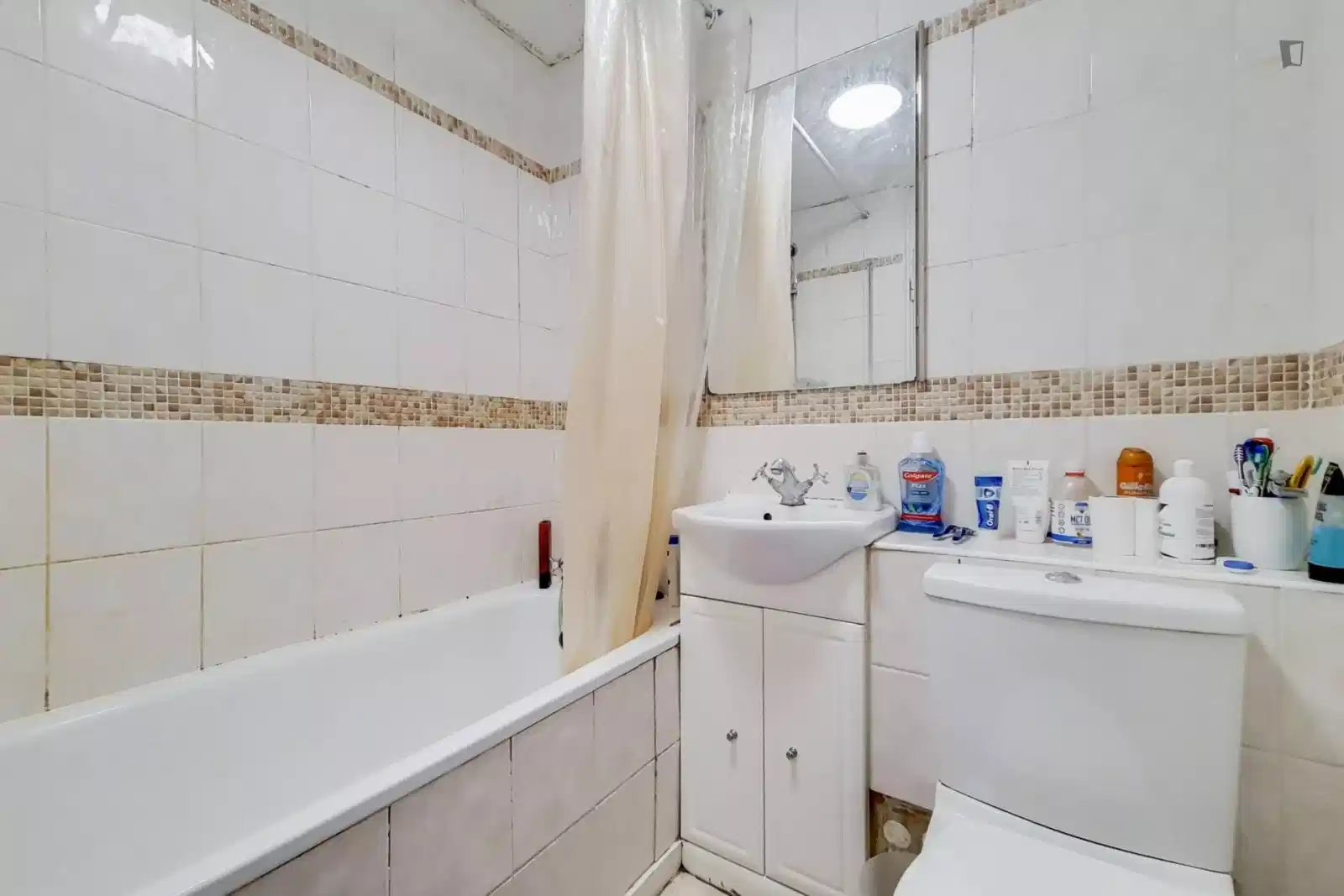 Homely Double Bedroom In A Shared Flat Next To Tower Bridge, London - London, England, United Kingdom - 4 Bed - 3 Bath (3) - Bathroom