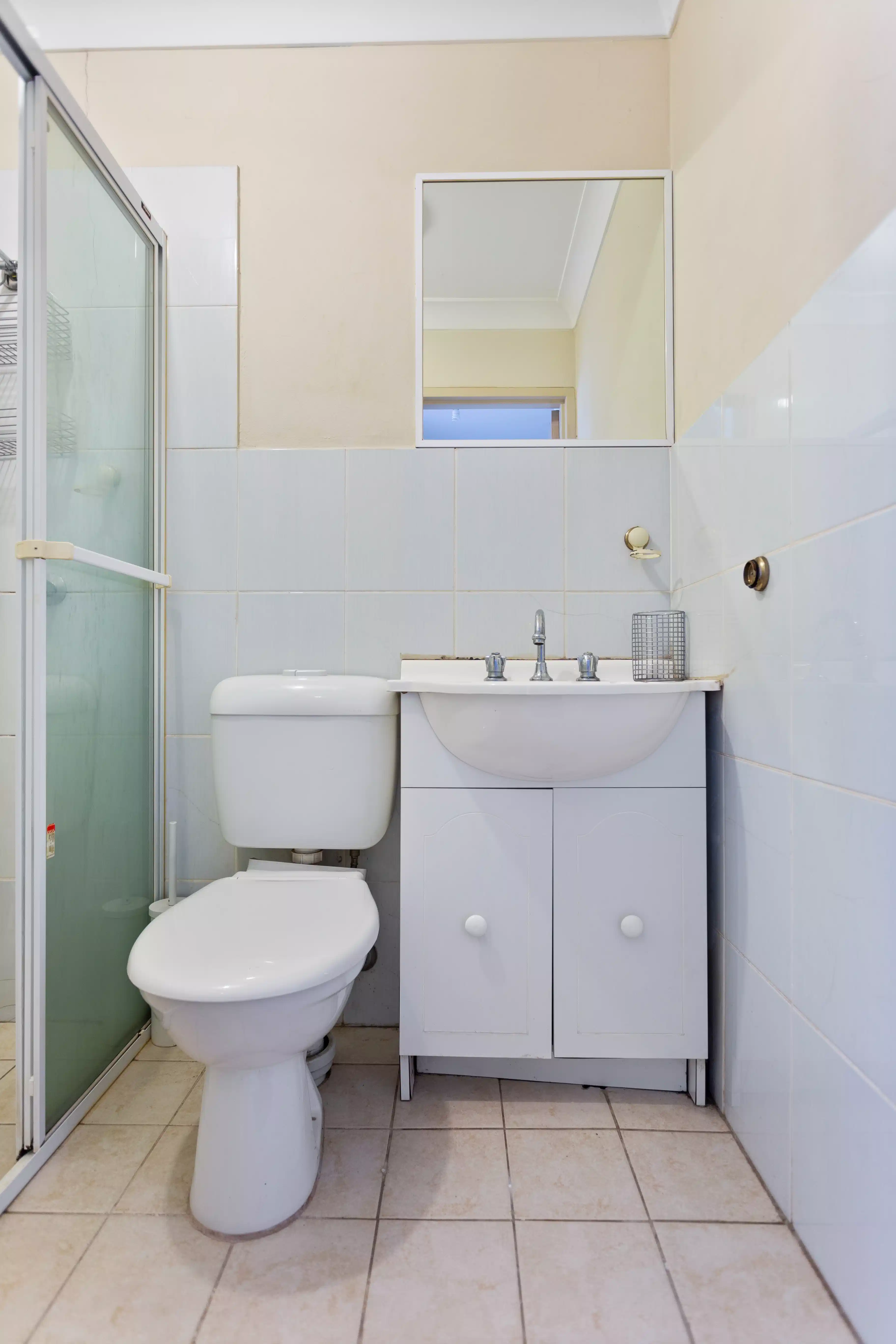 Exterior?w=400&h=260&fit=crop&q=40&auto=format&trim=auto