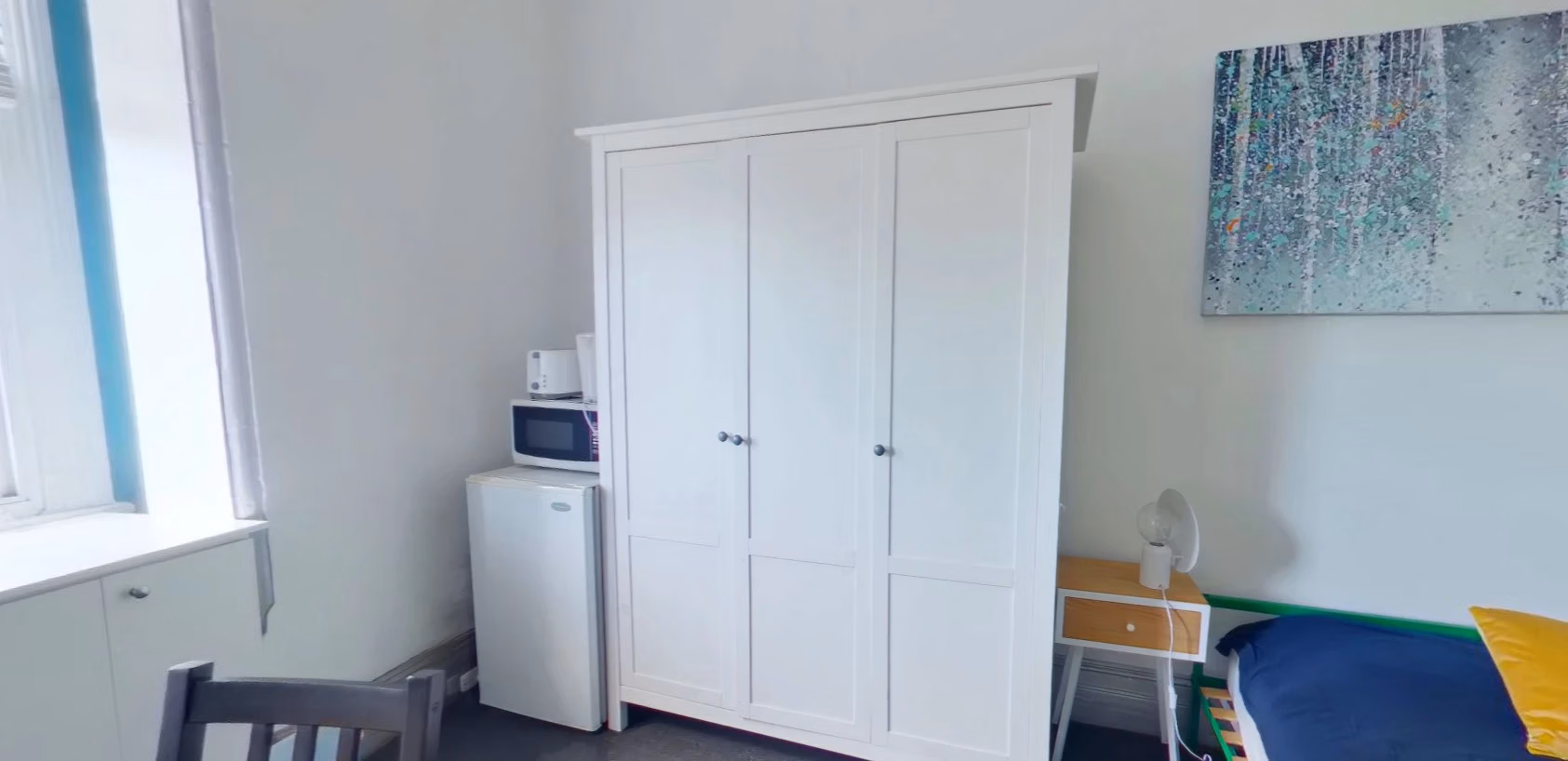 Exterior?w=400&h=260&fit=crop&q=40&auto=format&trim=auto