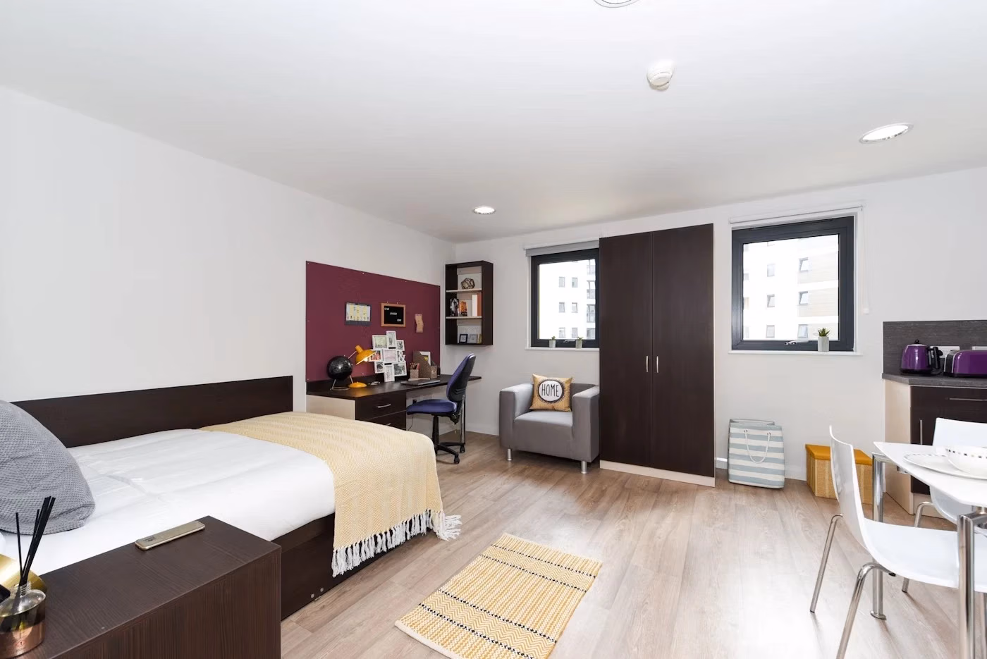 Common Area?w=400&h=260&fit=crop&q=40&auto=format&trim=auto