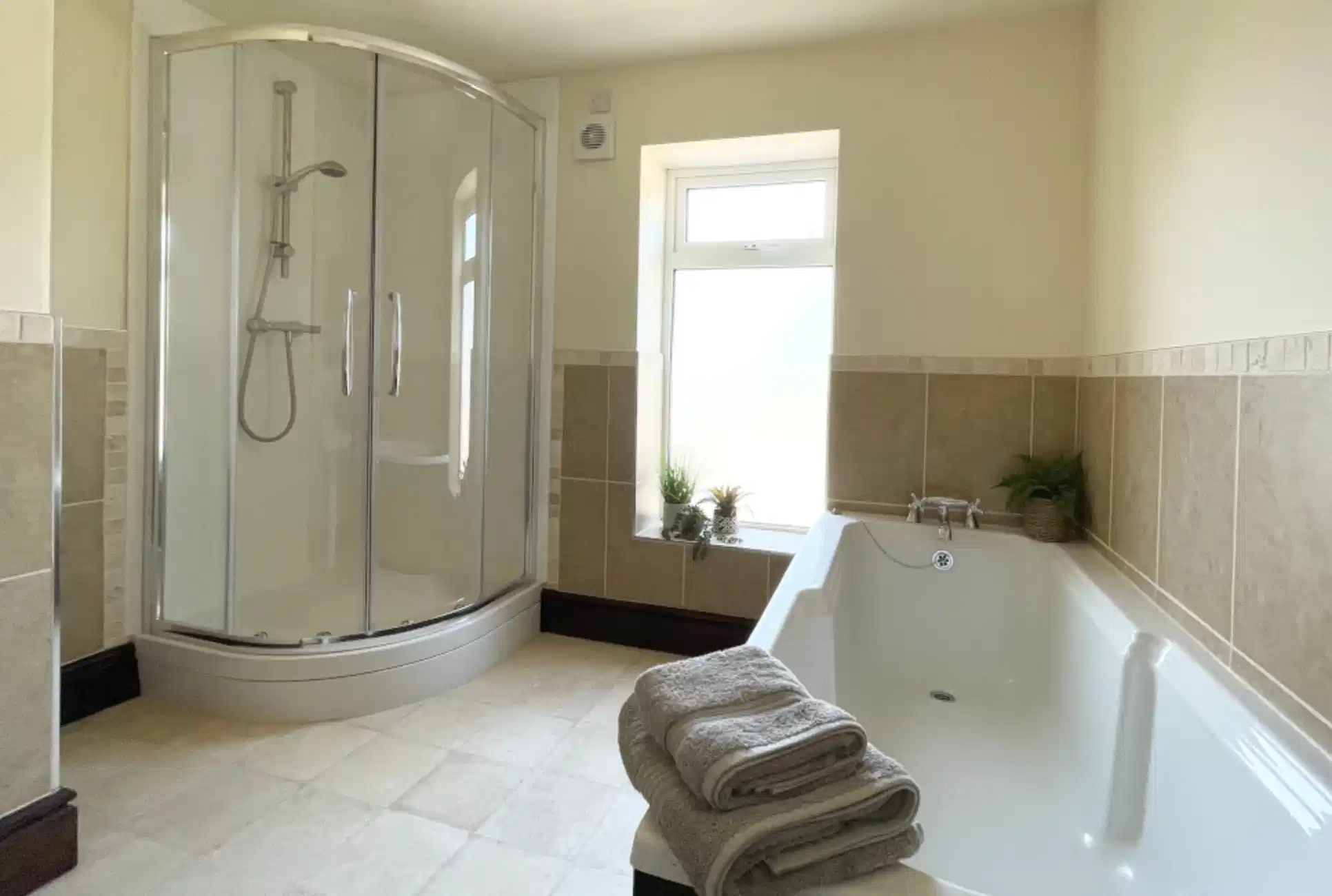 Common Area?w=400&h=260&fit=crop&q=40&auto=format&trim=auto