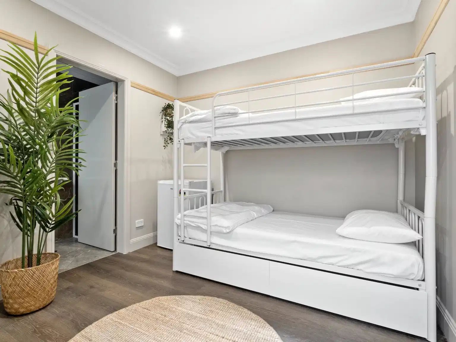 Exterior?w=400&h=260&fit=crop&q=40&auto=format&trim=auto