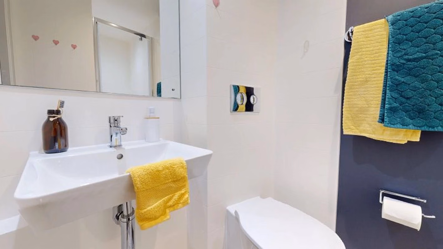 Amenities?w=400&h=260&fit=crop&q=40&auto=format&trim=auto