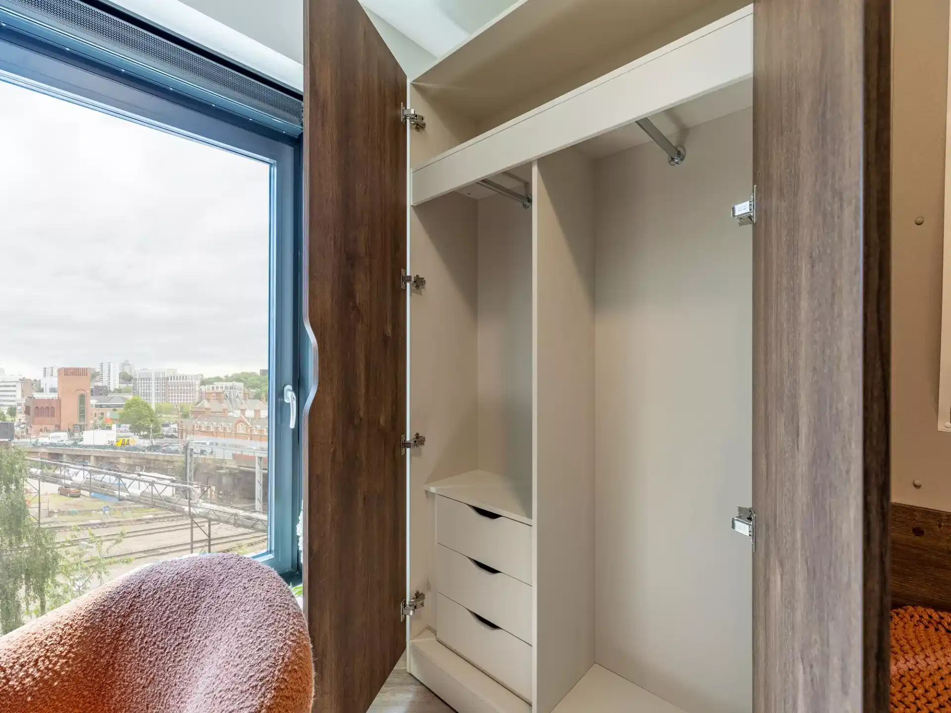 Common Area?w=400&h=260&fit=crop&q=40&auto=format&trim=auto