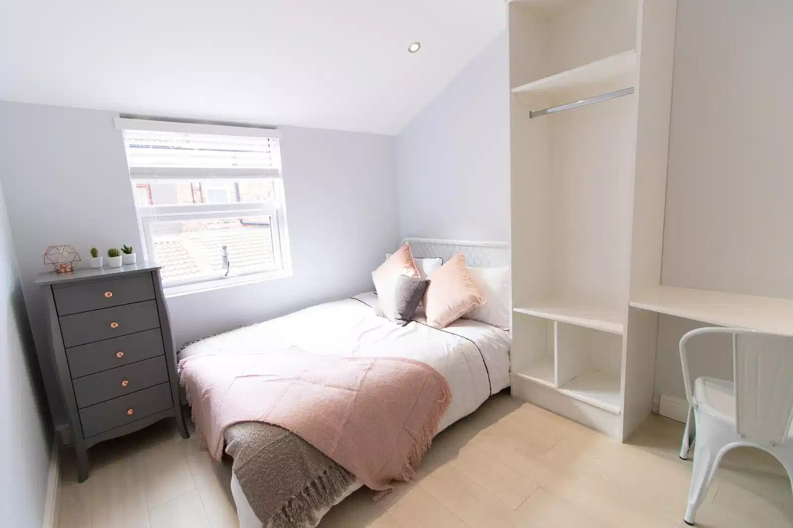 Common Area?w=400&h=260&fit=crop&q=40&auto=format&trim=auto