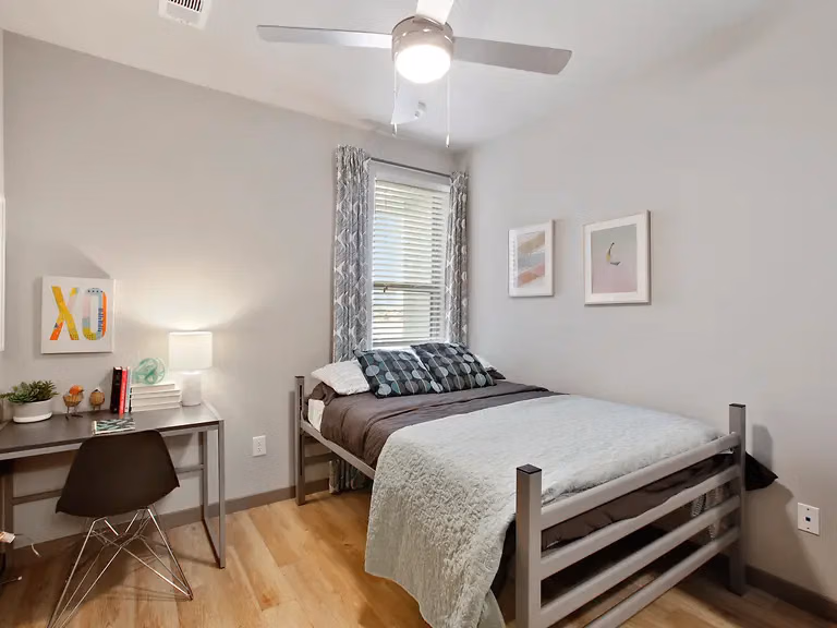 Exterior?w=400&h=260&fit=crop&q=40&auto=format&trim=auto