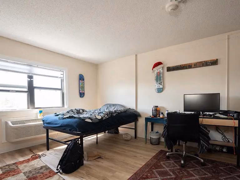 Common Area?w=400&h=260&fit=crop&q=40&auto=format&trim=auto