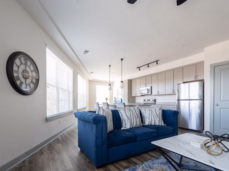 Common Area?w=400&h=260&fit=crop&q=40&auto=format&trim=auto