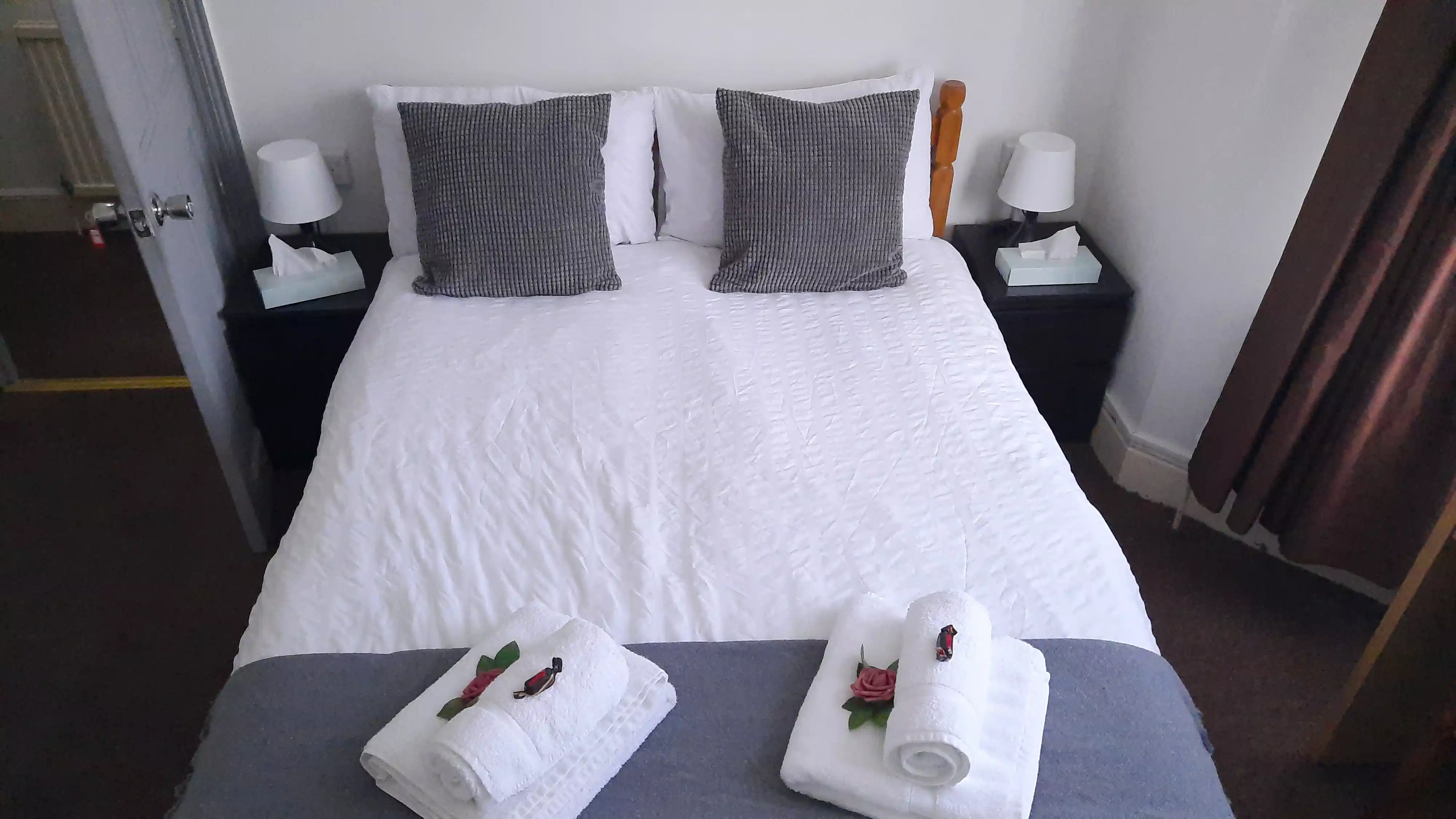 5 Bedrooms 2 Bathrooms Apartment 1 - Bedroom?w=400&h=260&fit=crop&q=40&auto=format&trim=auto