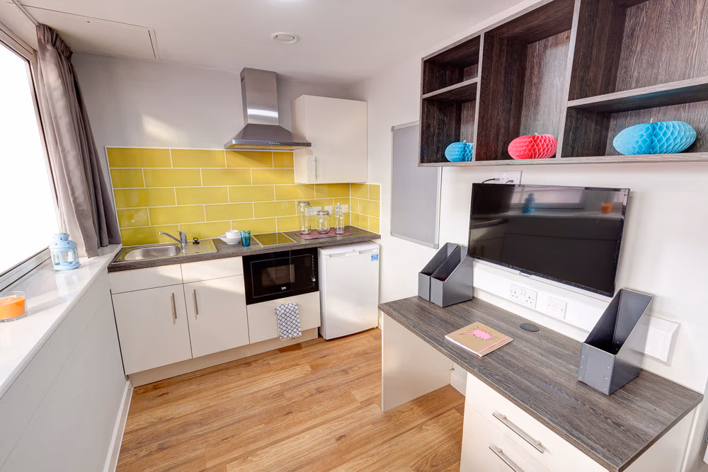 Common Area?w=400&h=260&fit=crop&q=40&auto=format&trim=auto