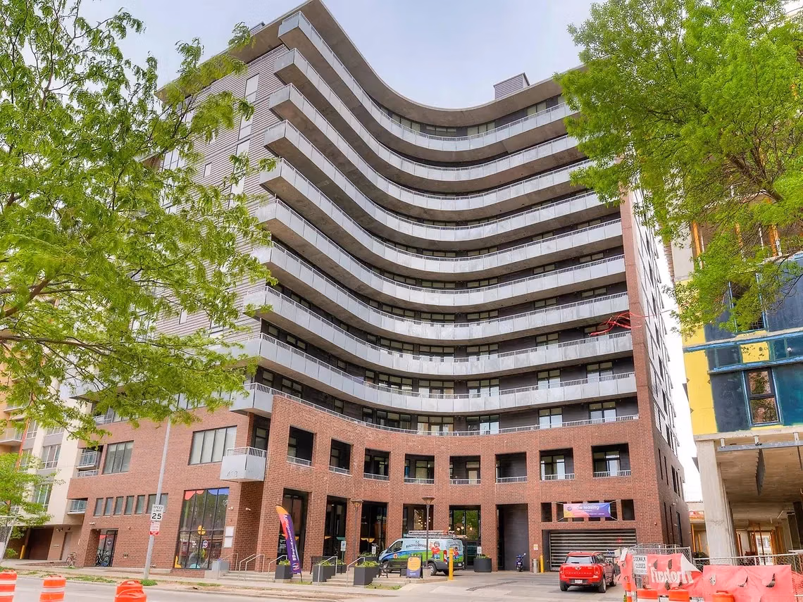 Bathroom?w=400&h=260&fit=crop&q=40&auto=format&trim=auto