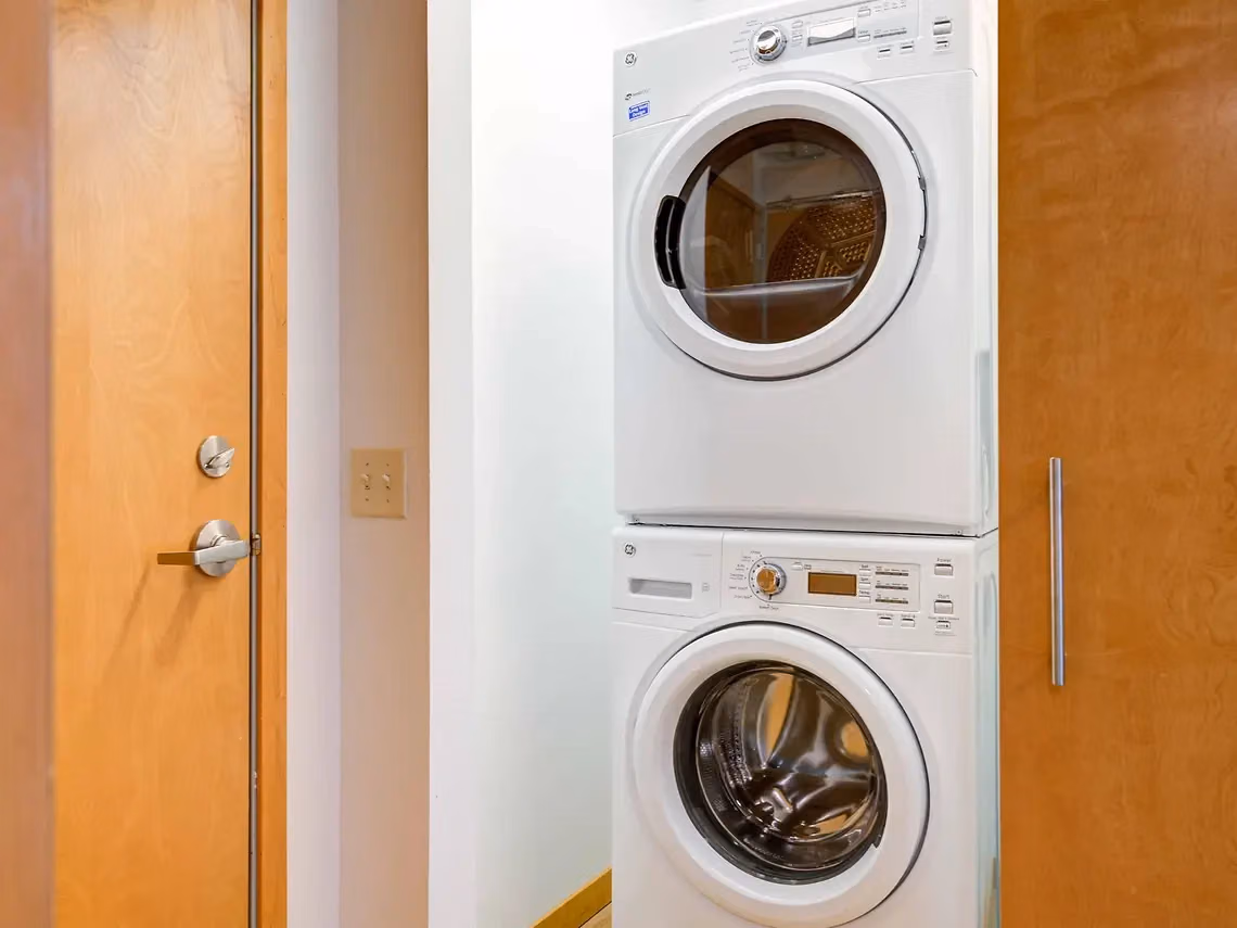 Yugo Madison Lux, Madison - Madison, Wisconsin, United States - Amenities