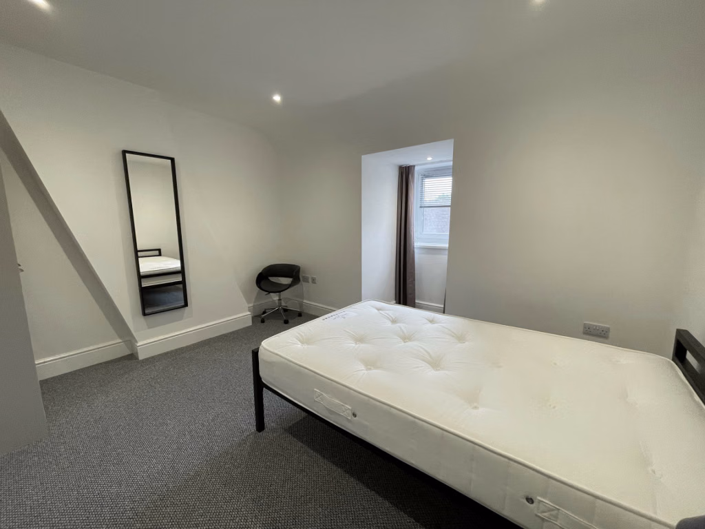 Room in a 6 Bedroom Apartment, 12 Richmond Road, Lincoln LN1 1LQ - Lincoln, England, United Kingdom - 5 Bedroom 5 Bathroom Apartment - 3 - Bedroom