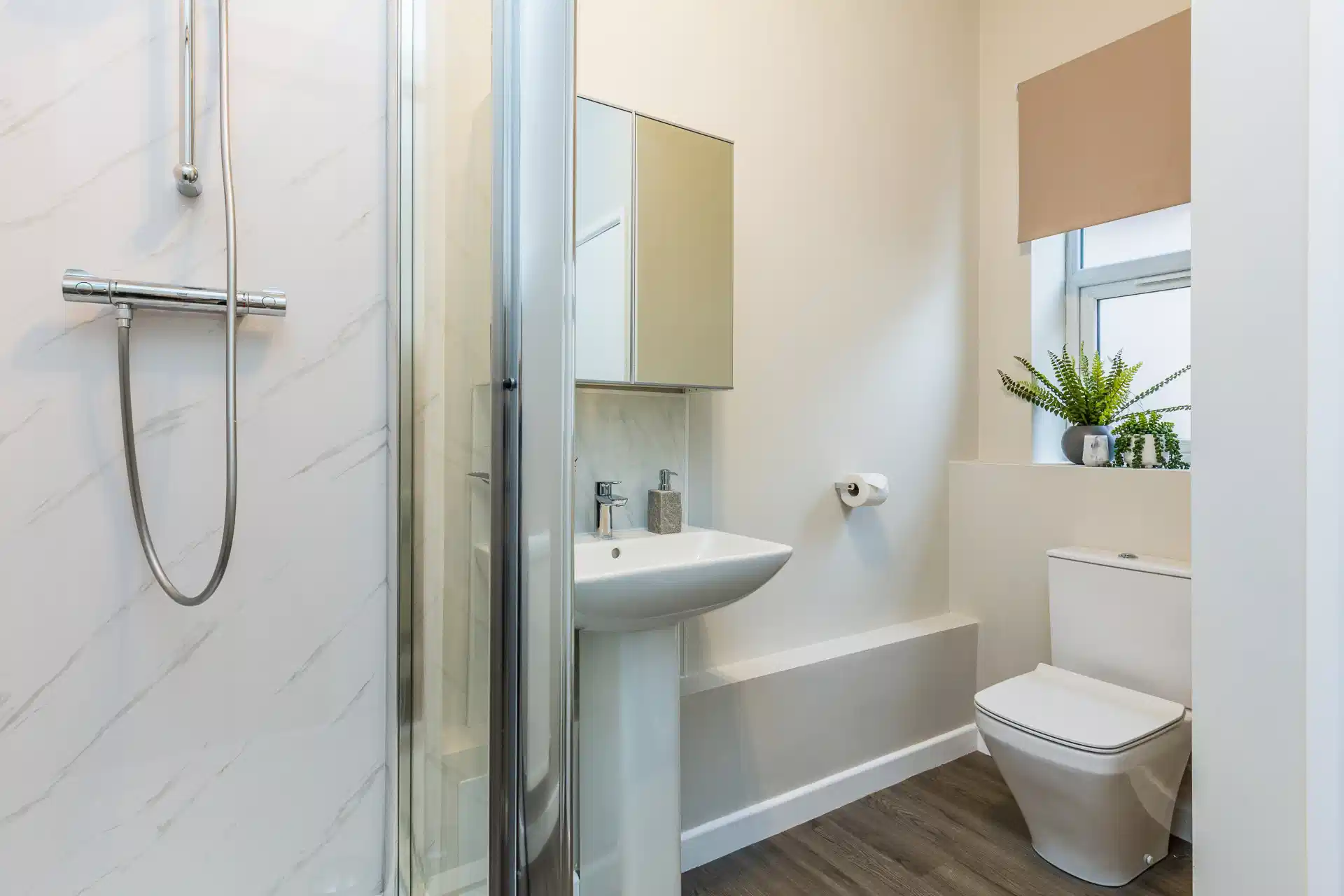 Room in a 6 Bedroom Apartment, 73 West Parade, Lincoln LN1 1QL - Lincoln, England, United Kingdom - 6 Bedroom 2 Bathroom Apartment - Bathroom