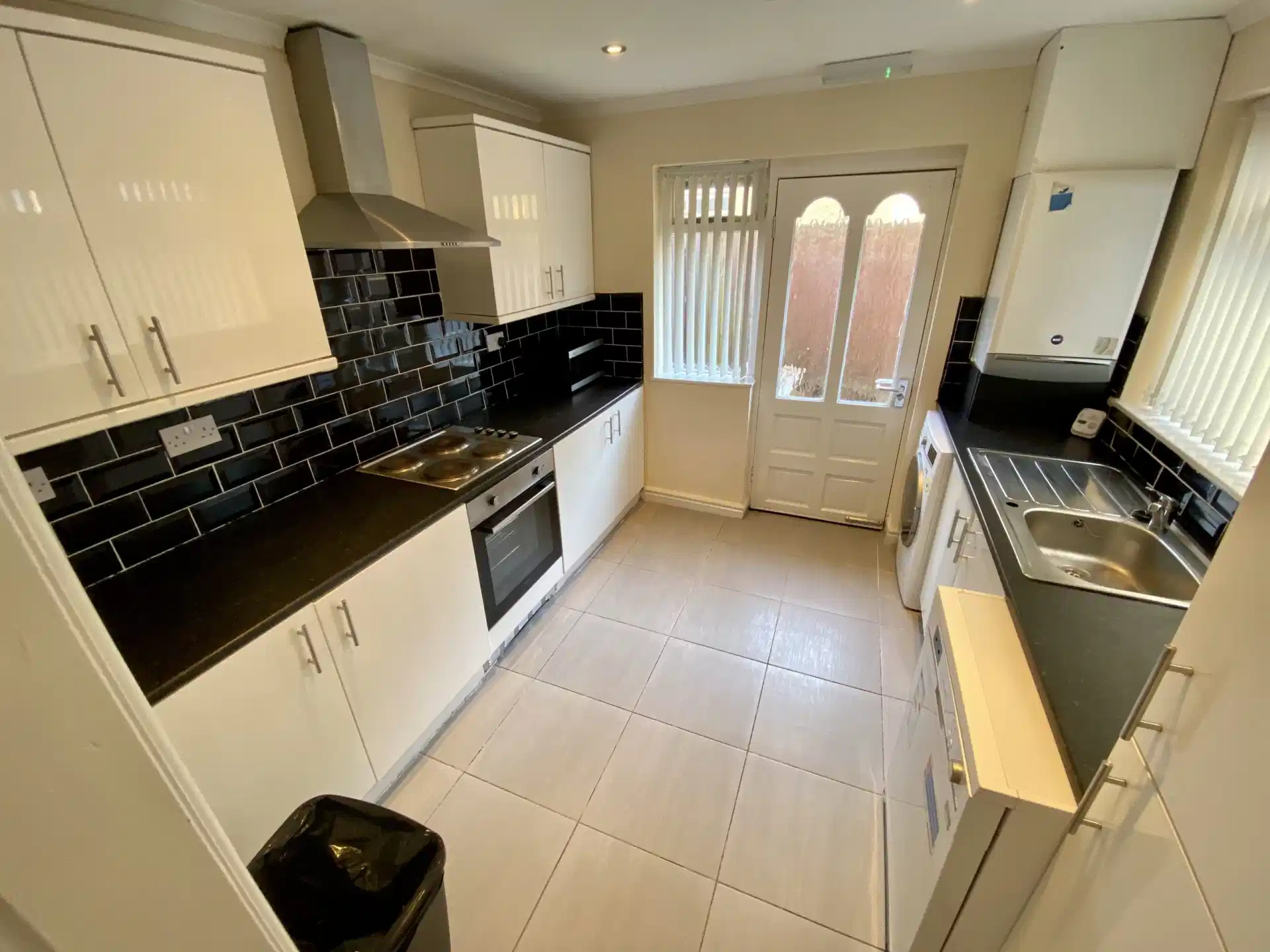 Room in a 4 Bedroom Apartment, 124 Adelaide Rd, Liverpool L7 8SH - Liverpool, England, United Kingdom - 4 Bedroom 1 Bathroom Apartment - 1 - Kitchen