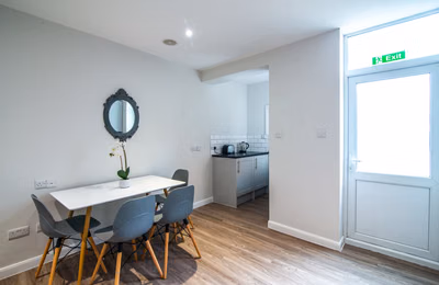 Room in a 4 Bedroom Apartment, 18 Cauldon Road, Stoke-on-Trent ST4 2ED - Stoke-on-Trent, England, United Kingdom - Amenities