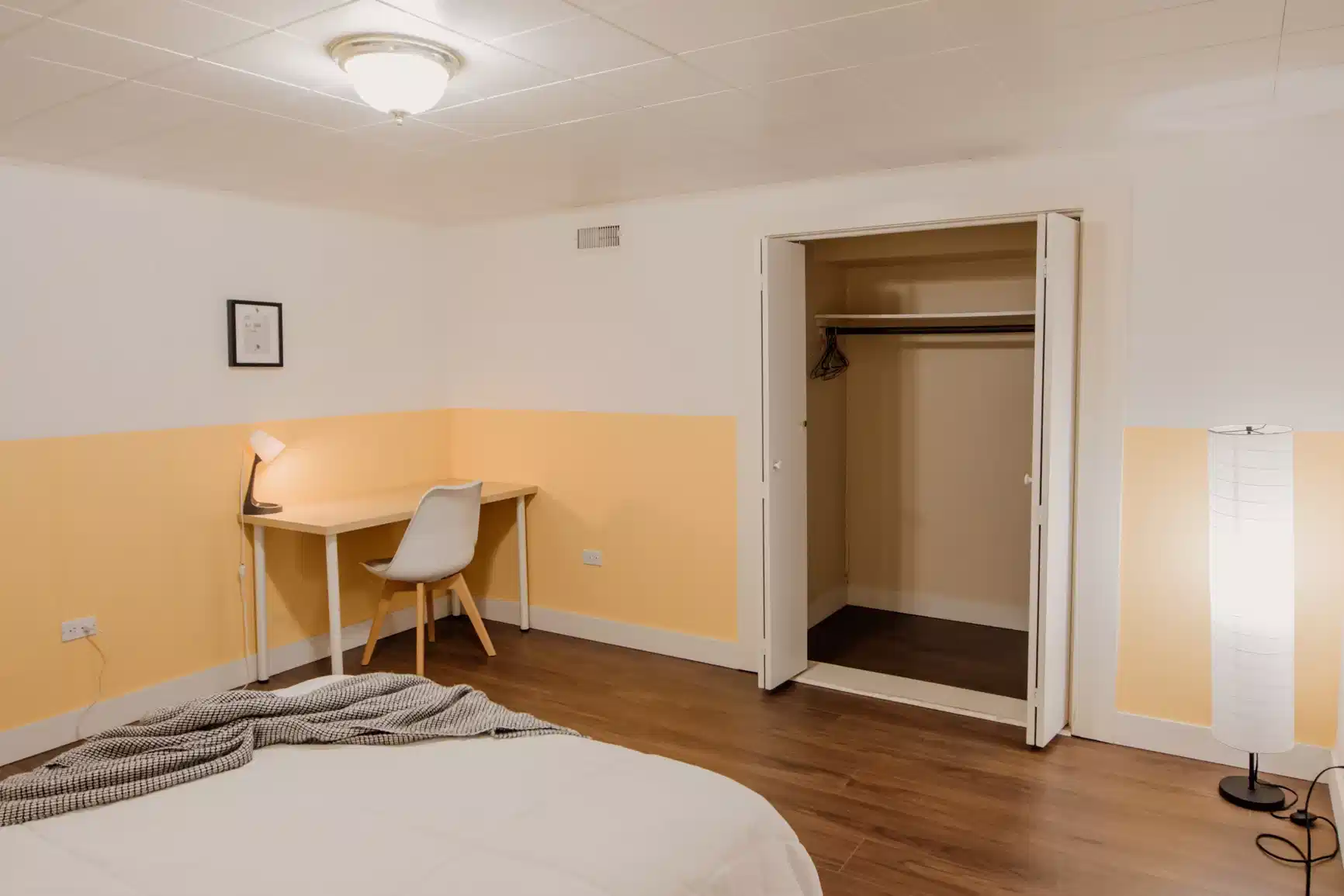 Exterior?w=400&h=260&fit=crop&q=40&auto=format&trim=auto