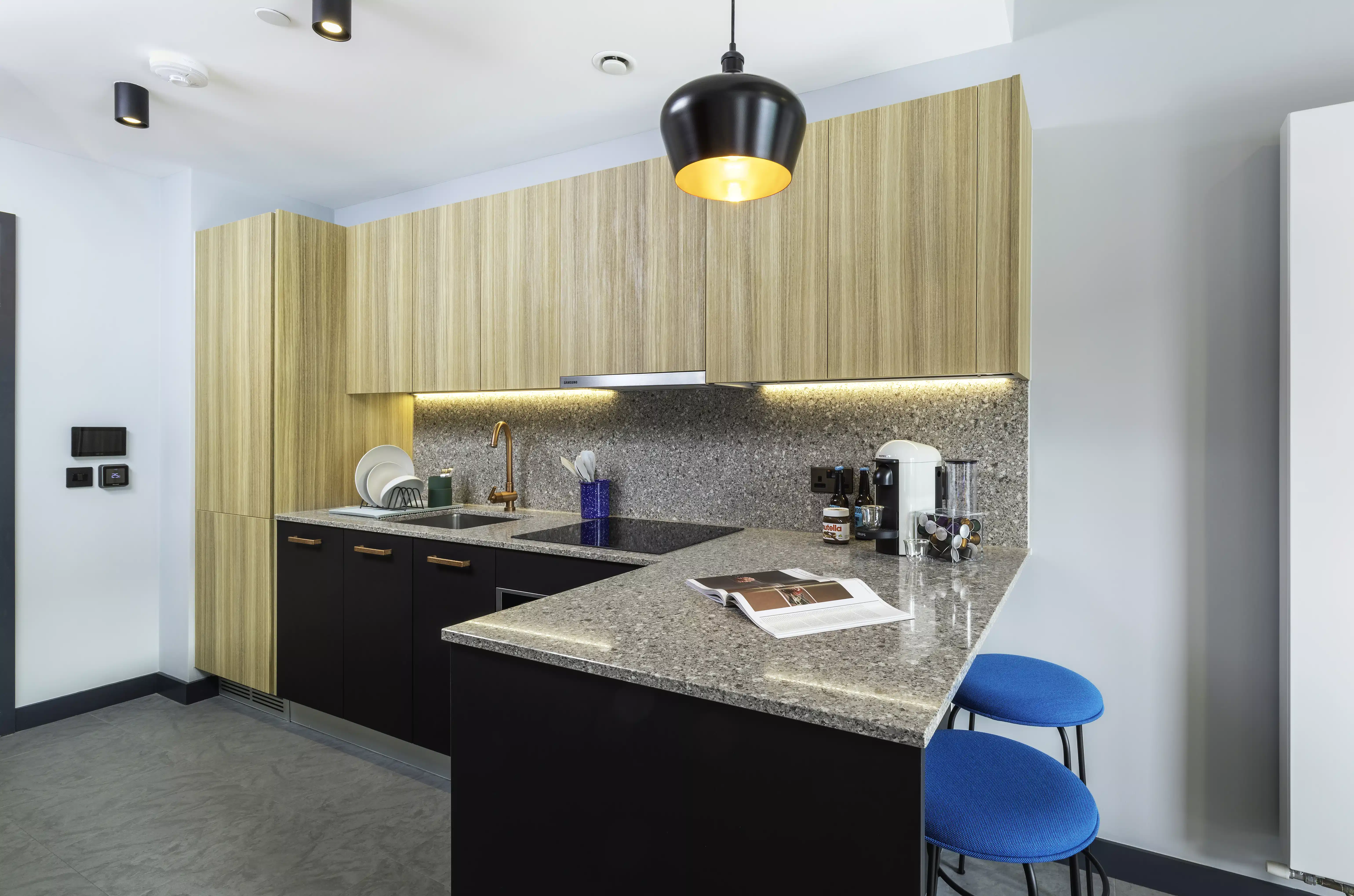 Amenities?w=400&h=260&fit=crop&q=40&auto=format&trim=auto