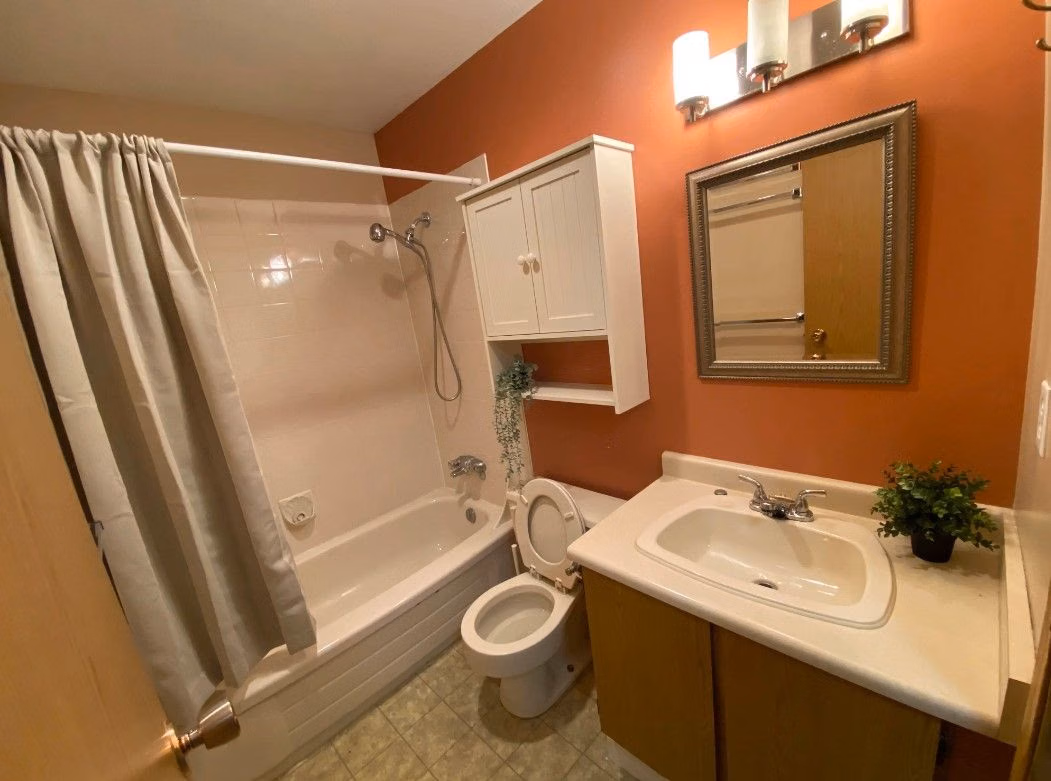 Unit 107 Townhouse - Bathroom?w=400&h=260&fit=crop&q=40&auto=format&trim=auto