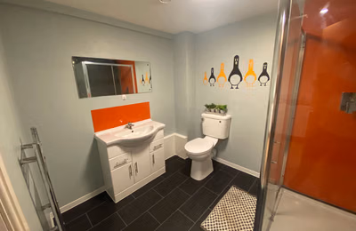Bathroom?w=400&h=260&fit=crop&q=40&auto=format&trim=auto