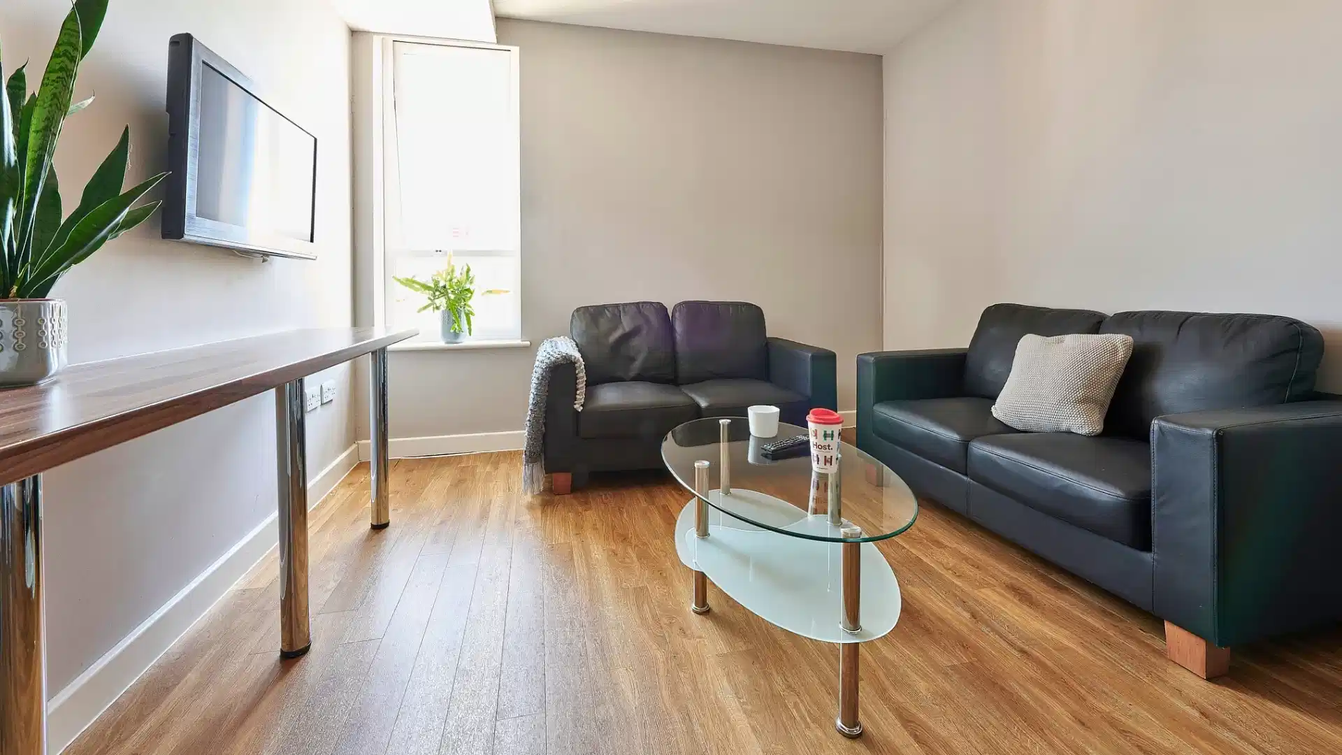 Exterior?w=400&h=260&fit=crop&q=40&auto=format&trim=auto