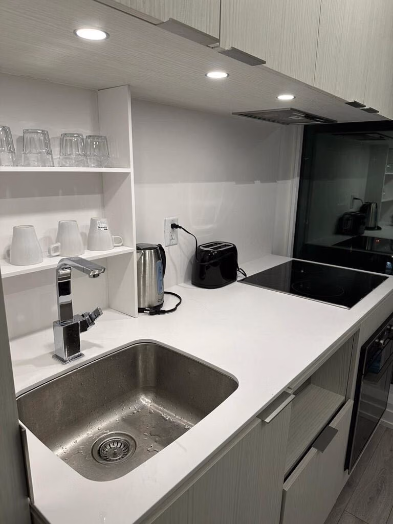 Deluxe Basic - Bedroom?w=400&h=260&fit=crop&q=40&auto=format&trim=auto