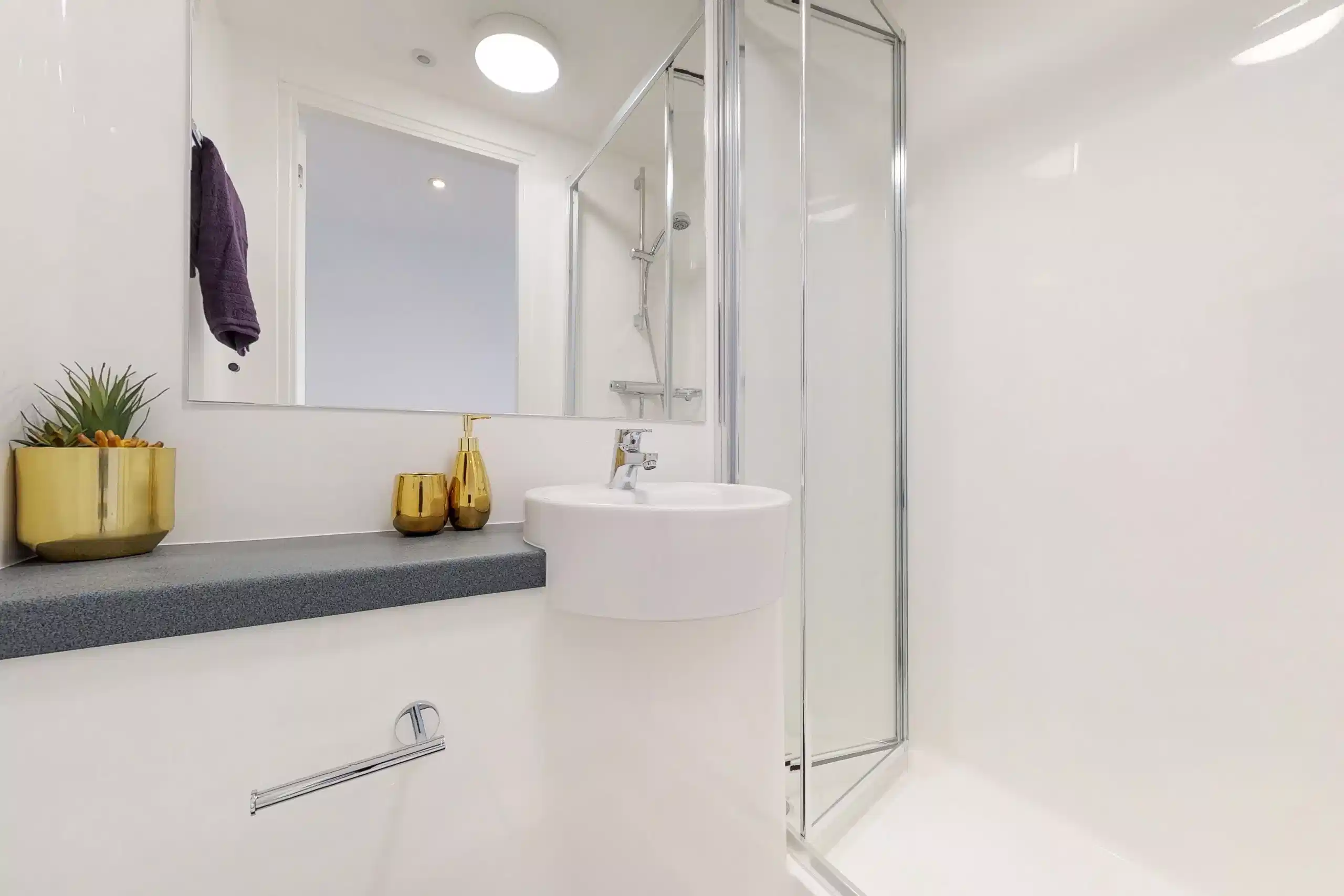 Bathroom?w=400&h=260&fit=crop&q=40&auto=format&trim=auto