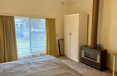 Room 1 - Bathroom?w=400&h=260&fit=crop&q=40&auto=format&trim=auto
